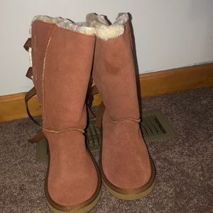 Auburn uggs, self tie in the back